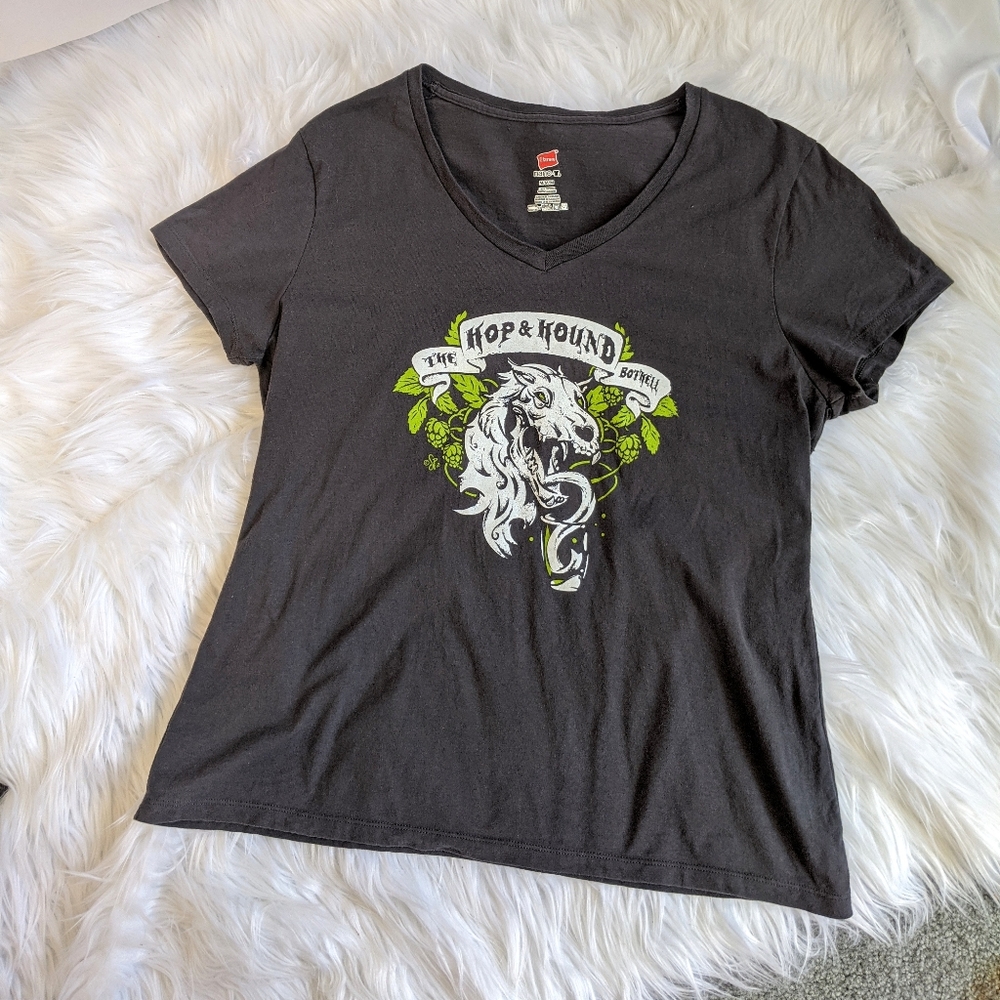 🌵3for10🌵 The Hop and Hound V-Neck T-Shirt